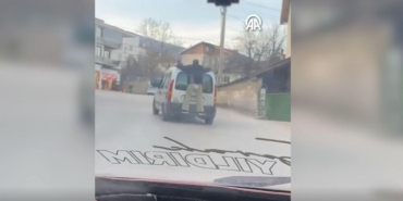 farkli-bir-yolculuk-araca-binmedi-arkasindan-tavana-tutunarak-gitti-qNWngOEJ.jpg