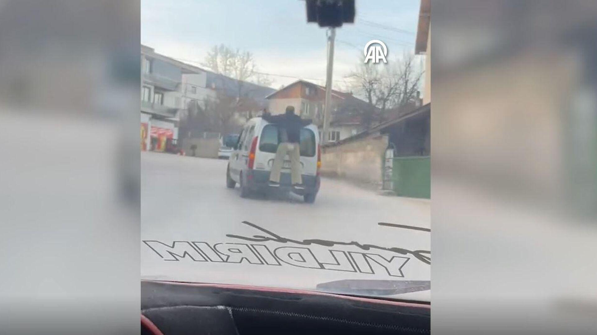 farkli-bir-yolculuk-araca-binmedi-arkasindan-tavana-tutunarak-gitti-qNWngOEJ.jpg
