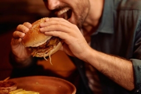 hamburger-yedikten-sonra-acil-servise-kostu-saskinlik-yaratan-olay-lC4ZWNn4.jpg