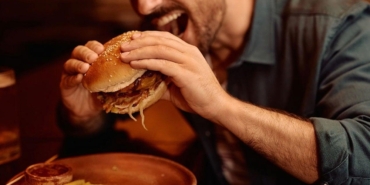 hamburger-yedikten-sonra-acil-servise-kostu-saskinlik-yaratan-olay-lC4ZWNn4.jpg