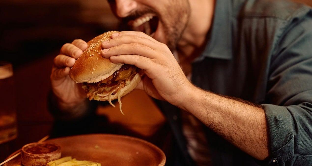 hamburger-yedikten-sonra-acil-servise-kostu-saskinlik-yaratan-olay-lC4ZWNn4.jpg
