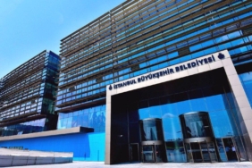 imamoglu-diger-belediye-baskanlarinin-gozaltina-alinmasinin-ardindan-ibb-iscilerden-eylem-ekrem-baskan-yalniz-degil-gNWqj2yD.jpg