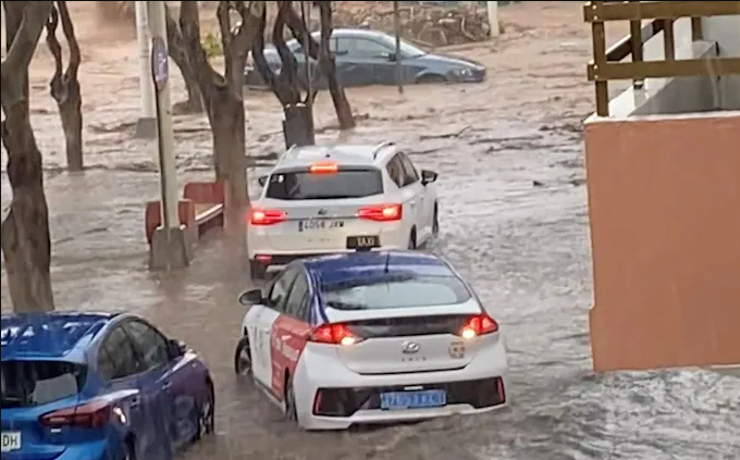 İspanya'da Sel Felaketi: Sokaklar Nehir, Arabalar Denize Karıştı!