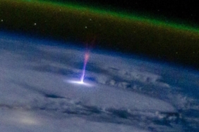 issteki-astronotun-gozunden-atmosferi-aydinlatan-mavi-jet-perisi-F2nz4MLS.jpg