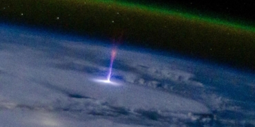 issteki-astronotun-gozunden-atmosferi-aydinlatan-mavi-jet-perisi-F2nz4MLS.jpg