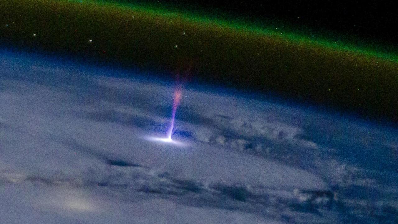 issteki-astronotun-gozunden-atmosferi-aydinlatan-mavi-jet-perisi-F2nz4MLS.jpg