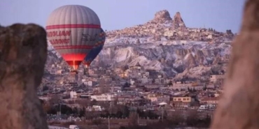 kapadokyanin-essiz-guzelliklerine-betondan-darbe-peribacalari-arasinda-yapilan-yapilasmanin-tehlikeleri-WiAsT5UP.jpg