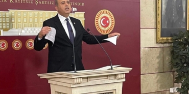 mecliste-dogalgaz-faturasini-yirtarak-protesto-eden-milletvekili-Ol4PZlsj.jpg