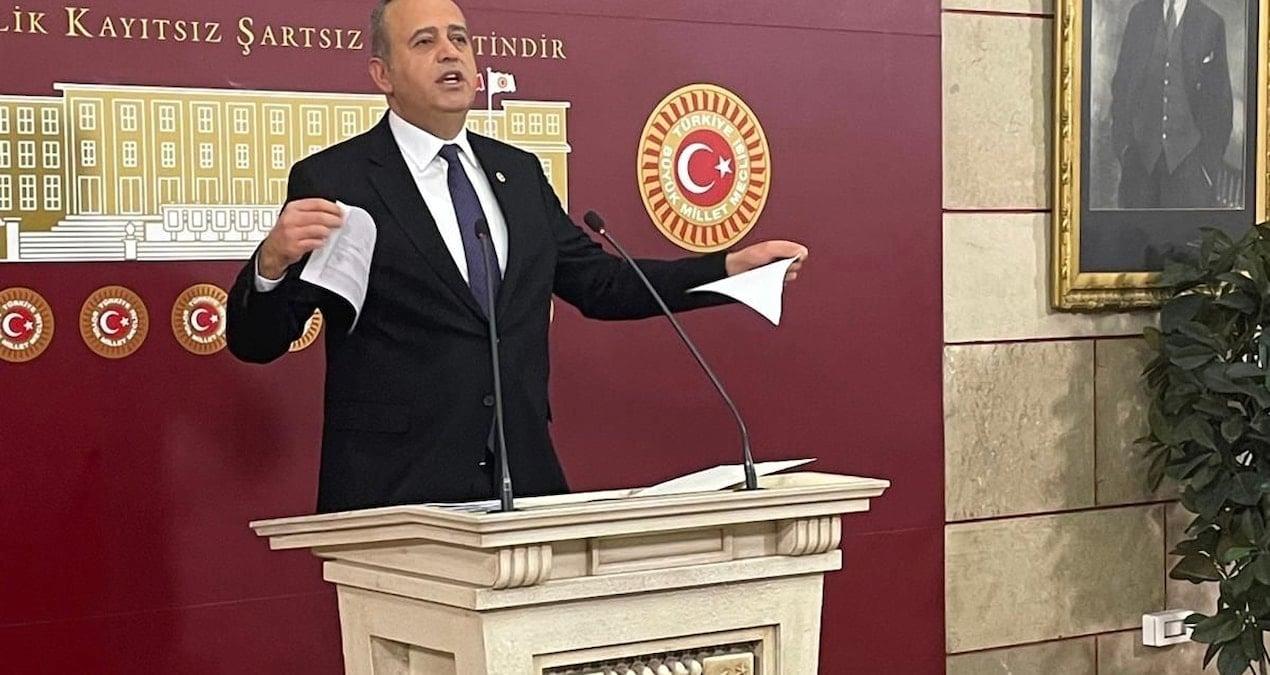mecliste-dogalgaz-faturasini-yirtarak-protesto-eden-milletvekili-Ol4PZlsj.jpg