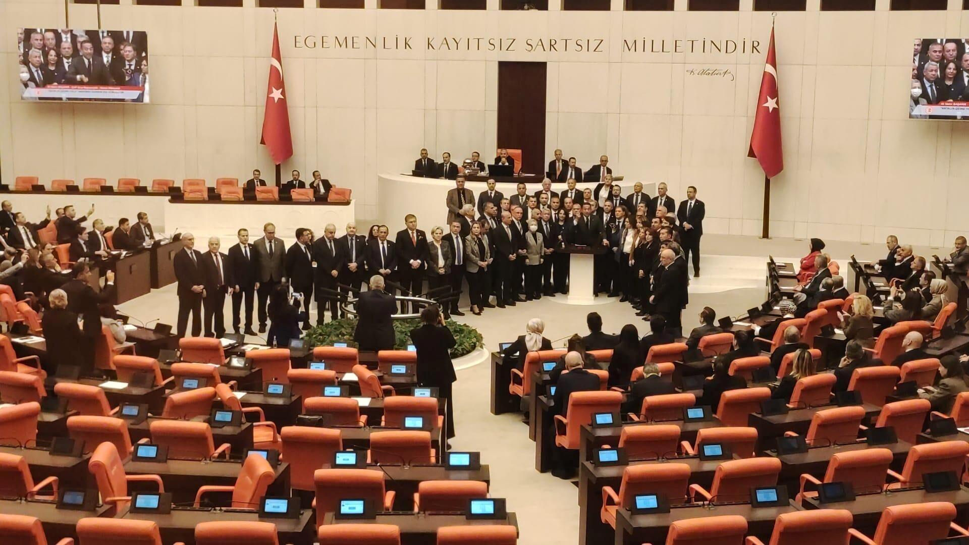 mecliste-gergin-anlar-birlesime-ara-verildi-hskspizX.jpg