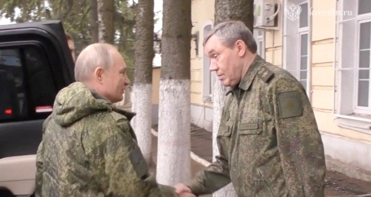 putin-ukraynanin-kontrolundeki-bolgeyi-ziyaret-etti-aylardir-beklenen-an-gsixaFJb.jpg