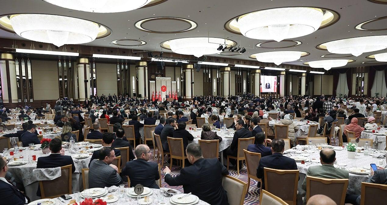 sarayda-1-iftar-ve-375-ikramiye-geleneksel-lezzetlerin-bulusma-noktasi-sZVrqKNQ.jpg