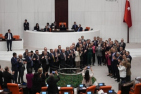 tbmm-genel-kurulunda-diploma-karari-gerginligi-birlesime-pes-pese-3-kez-ara-verildi-ozlem-zengin-konusma-yapamadi-Vu4wYB26.jpg