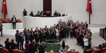 tbmm-genel-kurulunda-diploma-karari-gerginligi-birlesime-pes-pese-3-kez-ara-verildi-ozlem-zengin-konusma-yapamadi-Vu4wYB26.jpg