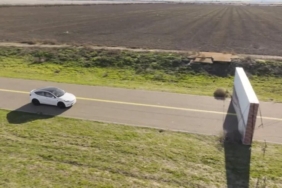 teslanin-autopilotu-looney-tunes-testinde-beklenmedik-bir-basarisizlik-KqqBRRwt.jpg