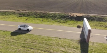 teslanin-autopilotu-looney-tunes-testinde-beklenmedik-bir-basarisizlik-KqqBRRwt.jpg