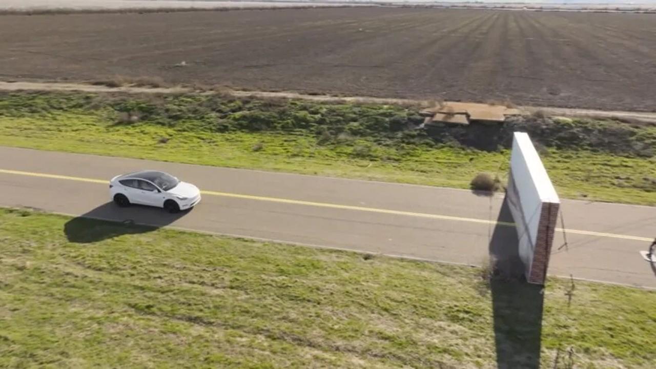 teslanin-autopilotu-looney-tunes-testinde-beklenmedik-bir-basarisizlik-KqqBRRwt.jpg