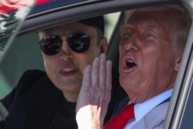 trump-en-yakin-arkadasina-beyaz-saray-onunde-luks-arac-hediye-etti-mCv1igVH.jpg