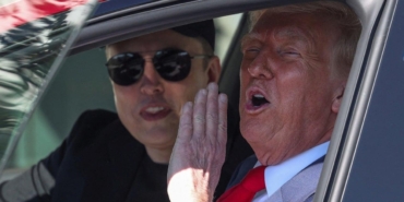 trump-en-yakin-arkadasina-beyaz-saray-onunde-luks-arac-hediye-etti-mCv1igVH.jpg