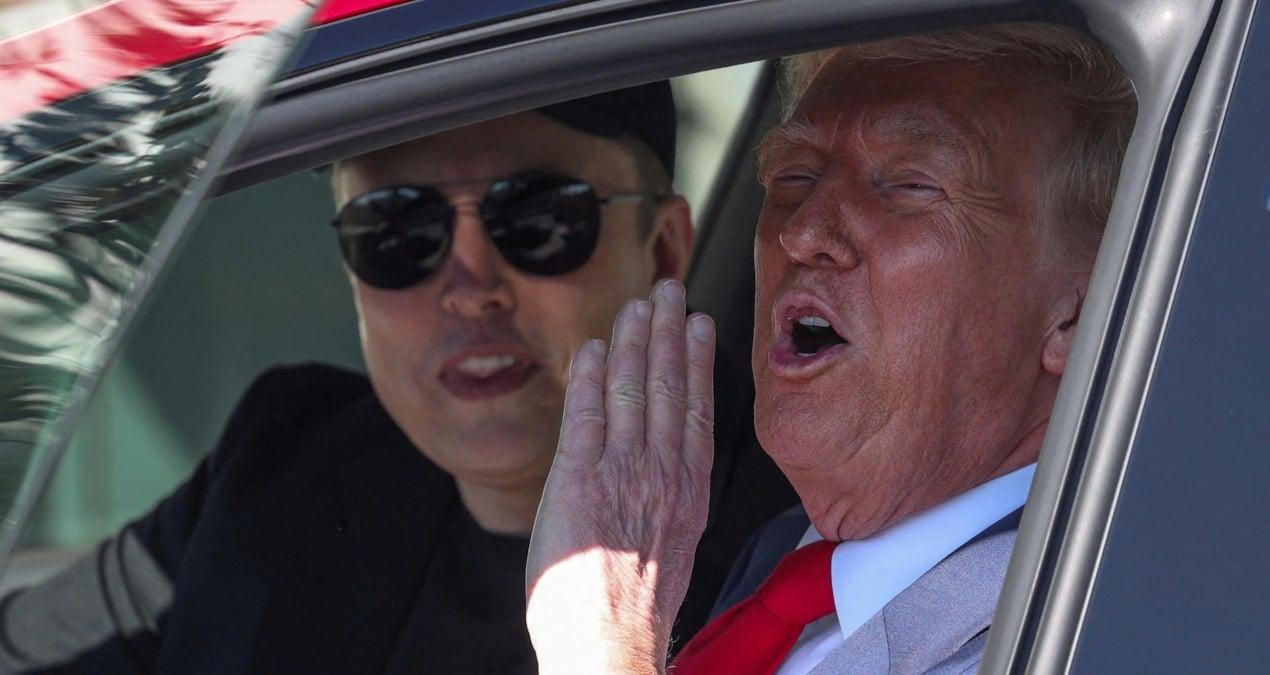 trump-en-yakin-arkadasina-beyaz-saray-onunde-luks-arac-hediye-etti-mCv1igVH.jpg