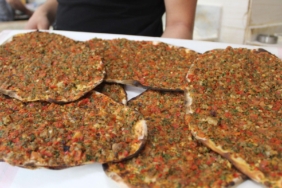 bodrumda-lahmacun-sezonu-acildi-2-bin-lirayi-astigi-iddiasi-ortaligi-karistirdi-BMwnXQQu.jpg