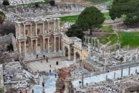efes-antik-tiyatrosunda-sanatin-buyusu-opera-ve-bale-festivali-ruzgari-OzGDS3pd.jpg
