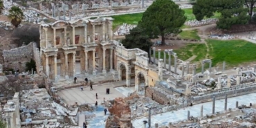 efes-antik-tiyatrosunda-sanatin-buyusu-opera-ve-bale-festivali-ruzgari-OzGDS3pd.jpg