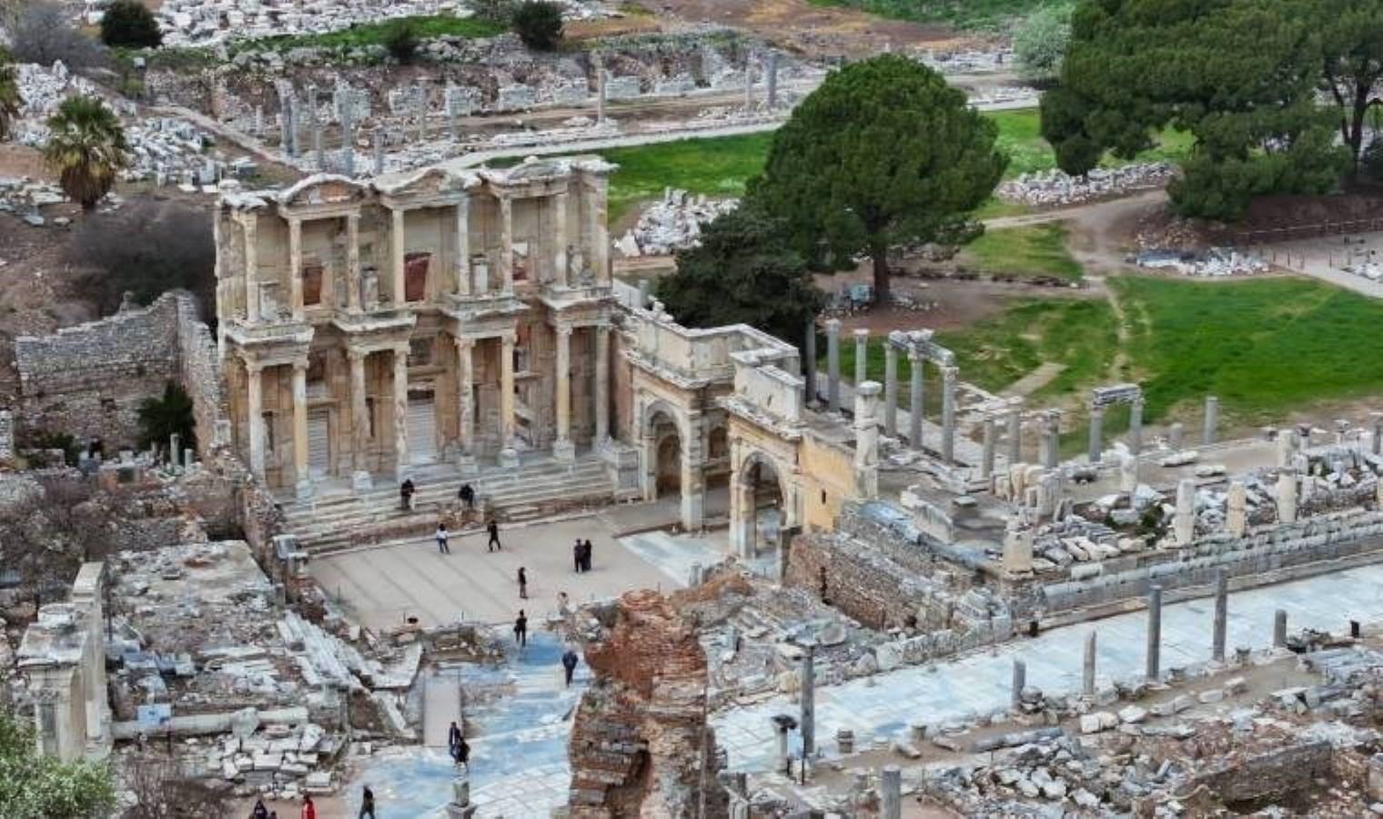 efes-antik-tiyatrosunda-sanatin-buyusu-opera-ve-bale-festivali-ruzgari-OzGDS3pd.jpg