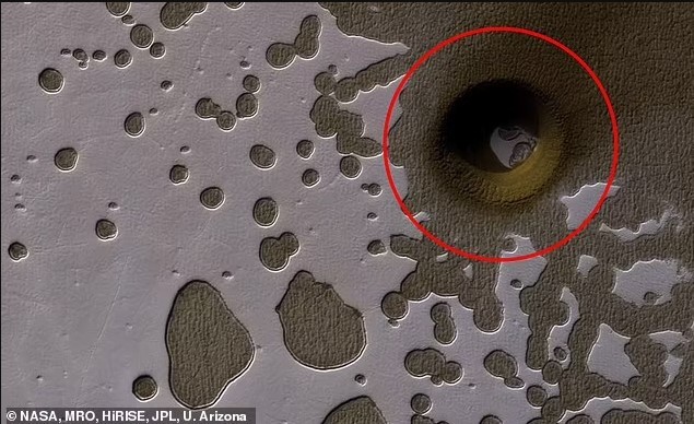 NASA Mars yüzeyinde 90 metre genişliğinde devasa bir çukur tespit etti ve bu oluşumun, yeraltında yaşam barındırabilecek gizemli bir bölgeye açılıyor olabileceğini düşünüyor.