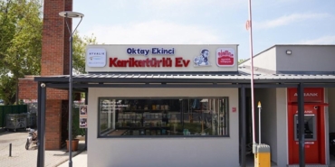 oktay-ekincinin-karikaturlu-ev-ve-ayvalik-kitapcisi-sanat-ve-edebiyatin-yeni-simgesi-aciliyor-e1RCOQTb.jpg