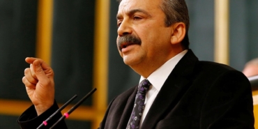 sirri-sureyya-onder-kalp-ameliyati-gecirdi-aort-yirtilmasi-nedeniyle-7-saat-suren-operasyon-sona-erdi-ibAcIi9S.jpg