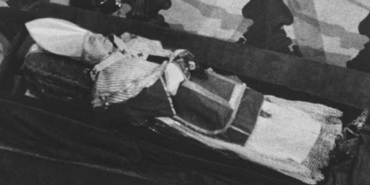 tarihin-unutulmaz-anlarindan-papa-pius-xiinin-bedeninin-patladigi-dramatik-cenaze-toreni-kumsFgQY.jpg