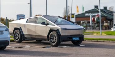 tesladan-satamadigi-cybertrucklar-icin-buyuk-indirim-sovu-heyecan-verici-firsatlar-kacmaz-t6fNSAhl.jpg