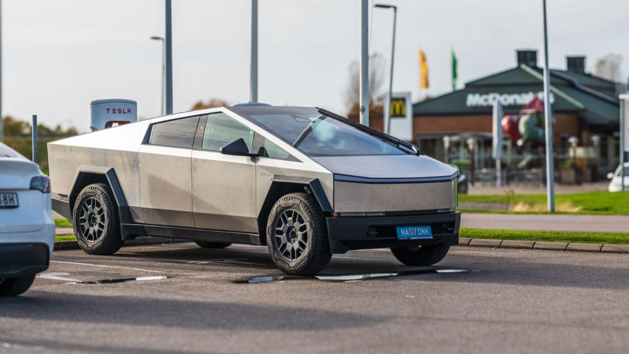tesladan-satamadigi-cybertrucklar-icin-buyuk-indirim-sovu-heyecan-verici-firsatlar-kacmaz-t6fNSAhl.jpg
