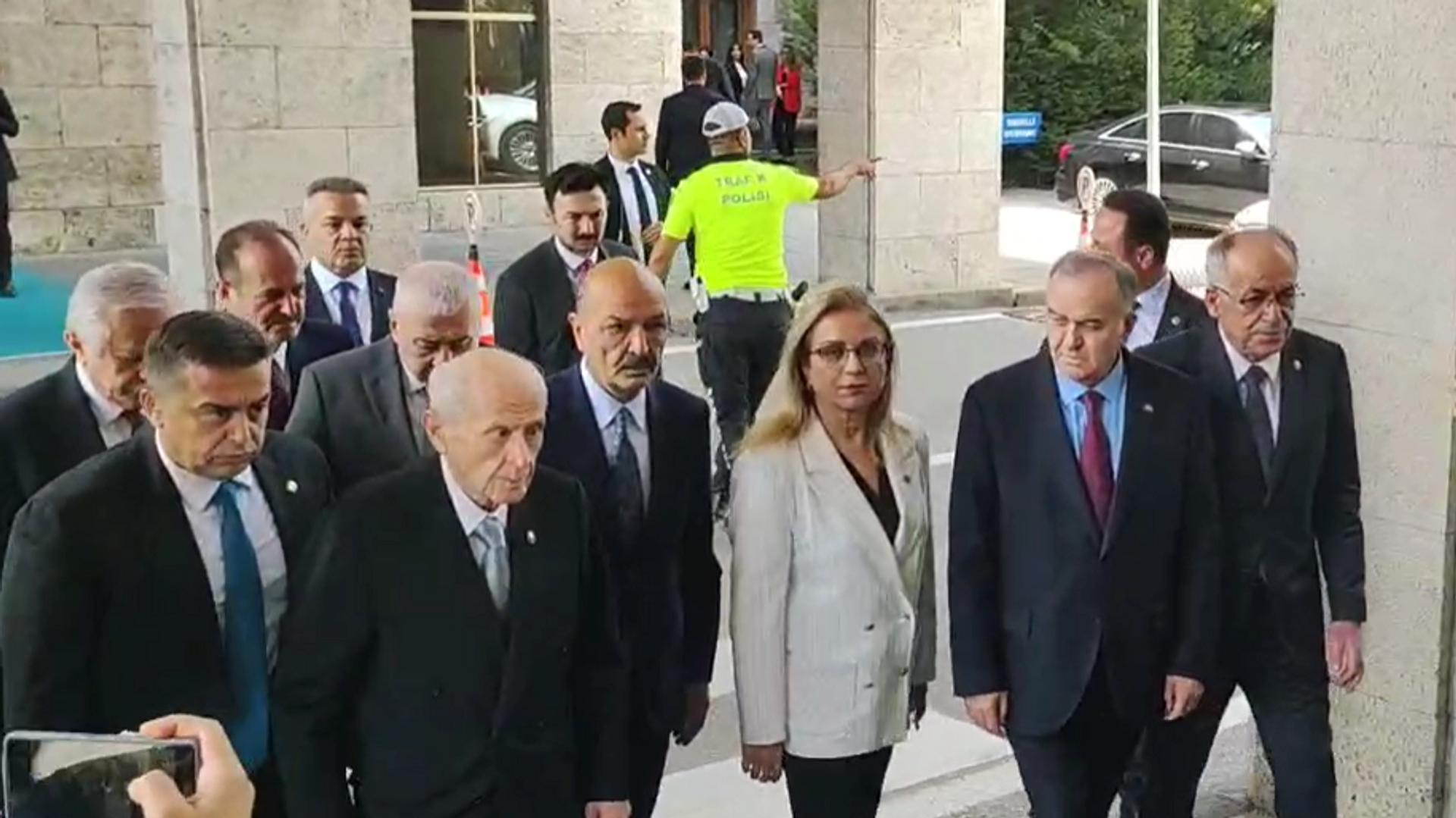 bahceliden-dem-partiye-taziye-ziyareti-sirri-sureyya-onder-icin-tbmmde-duzenlenen-programa-katiliyor-JJfEamwP.jpg