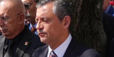 ozgur-ozel-pazar-gunu-sokaklardan-cekilin-meydanlardan-cekilin-mesajini-aldik-ama-hayir-diyoruz-UXcZyB6s.jpg