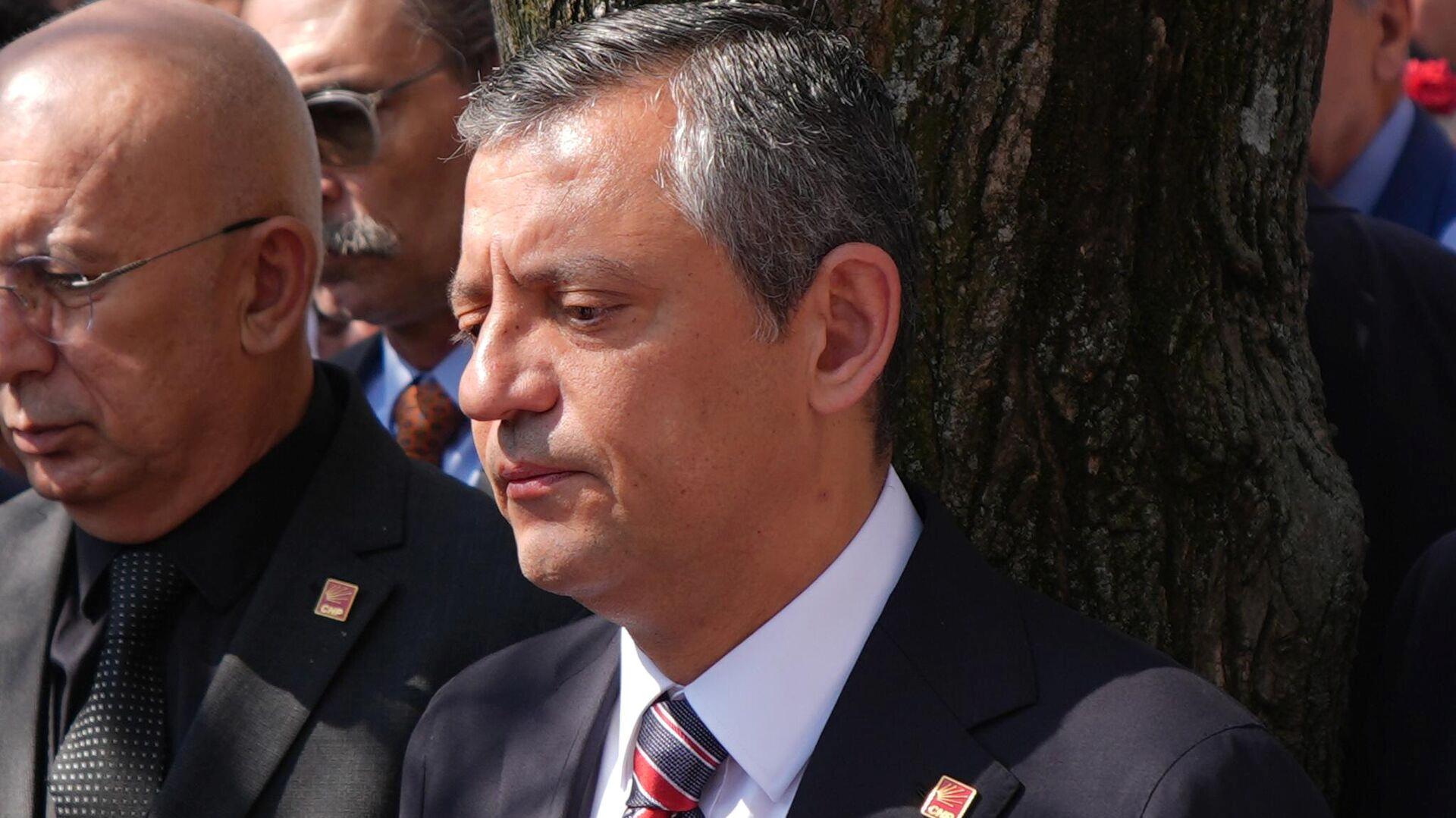 ozgur-ozel-pazar-gunu-sokaklardan-cekilin-meydanlardan-cekilin-mesajini-aldik-ama-hayir-diyoruz-UXcZyB6s.jpg