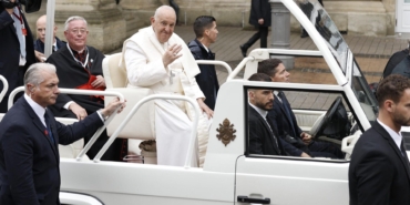 papa-francisin-papalik-arabasi-istegi-uzerine-mobil-saglik-klinigi-oluyor-8Vd8N3rX.jpg