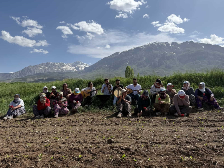 Erzincan Binali Yıldırım Üniversitesi Eğitim Fakültesi Güzel Sanatlar Eğitimi Bölümü Müzik Eğitimi Ana Bilim Dalı Öğrencilerinden Anlamlı Bir Anma: Anneler Günü Sürprizi