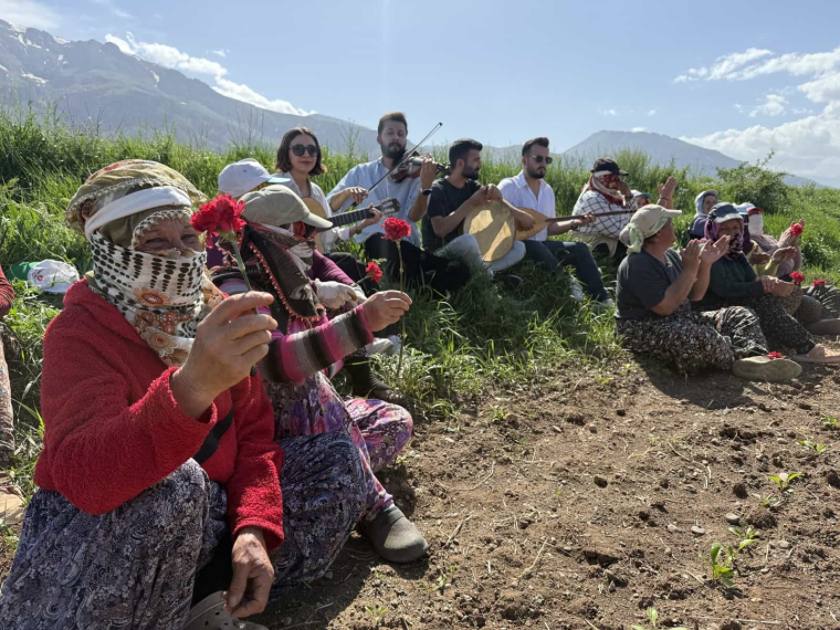 SÜRPRİZ KARŞISINDA DERİN DUYGULAR