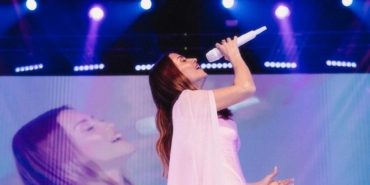 unlu-sarkici-derya-ulug-konserde-fark-etti-bu-gece-hayatimin-en-zor-sahnesini-yaptim-daha-fazla-susmak-istemiyorum-fBFSZ4BQ.jpg