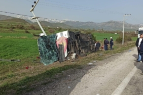 vanda-yolcu-otobusu-devrildi-ilk-belirlemelere-gore-28-kisi-yaralandi-Q2aJDDi7.jpg