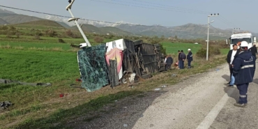 vanda-yolcu-otobusu-devrildi-ilk-belirlemelere-gore-28-kisi-yaralandi-Q2aJDDi7.jpg