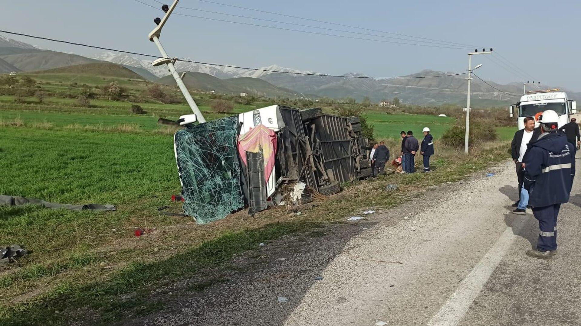 vanda-yolcu-otobusu-devrildi-ilk-belirlemelere-gore-28-kisi-yaralandi-Q2aJDDi7.jpg