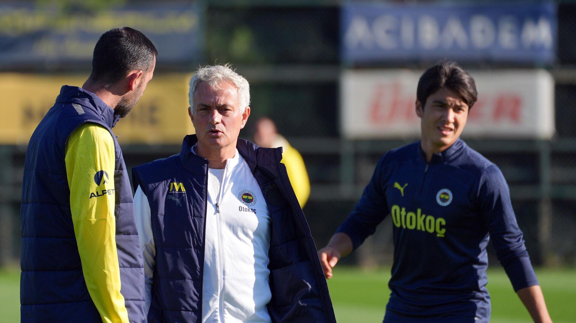 fenerbahce-teknik-direktor-jose-mourinhoyla-yola-devam-karari-aldi-HcdCKPne.jpg