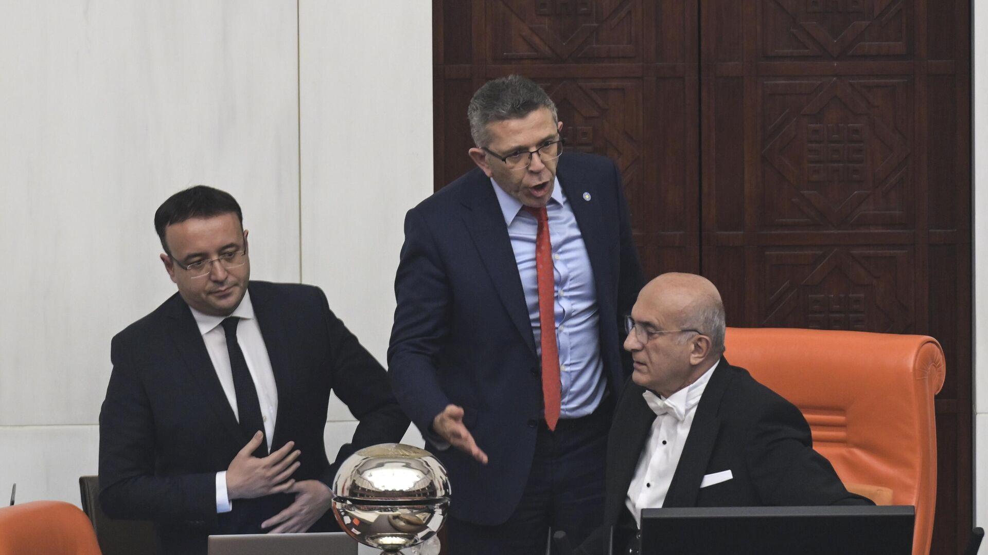mecliste-gerginlik-iyi-partili-katip-uye-baskanlik-kursusune-vurdu-w5UVXWaE.jpg
