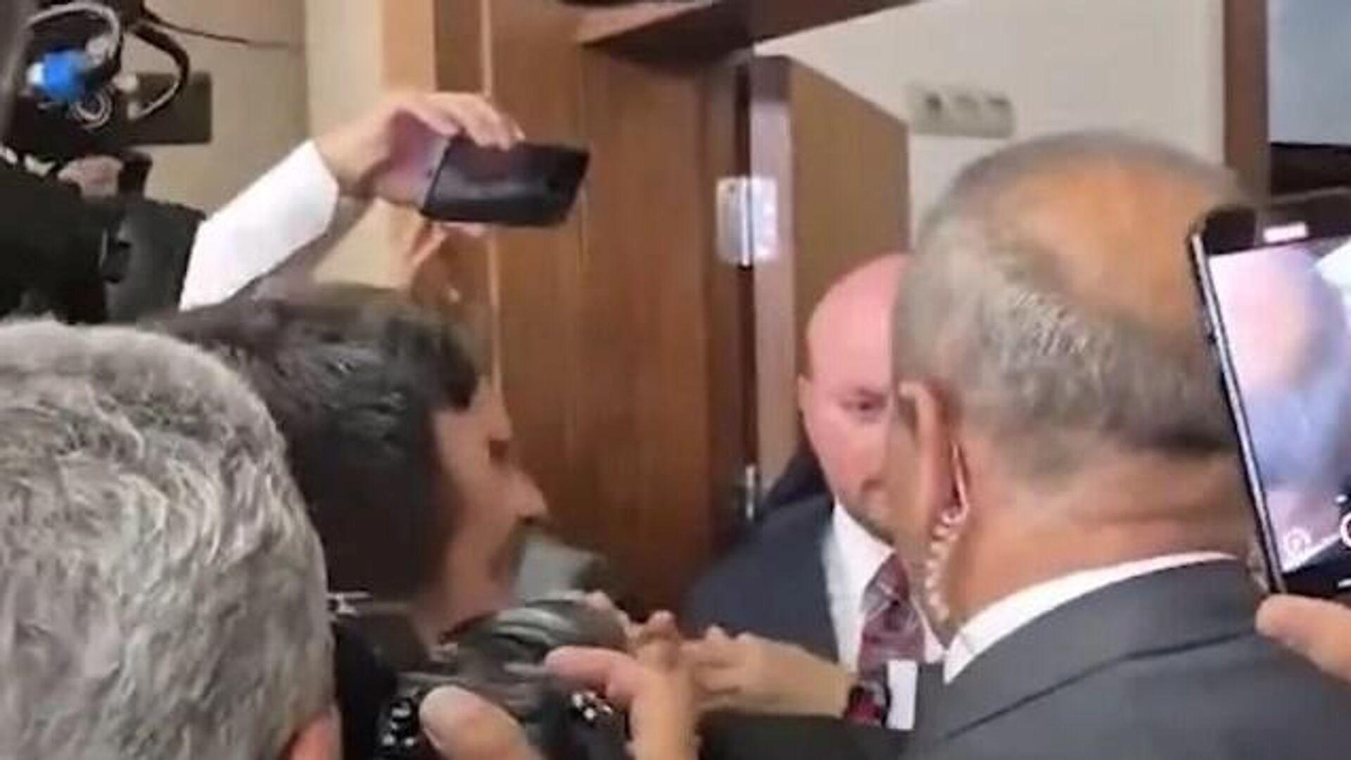 mecliste-itismeli-kavga-ak-parti-ve-chp-milletvekilleri-arasinda-tansiyon-yukseldi-arbede-cikti-v4D584Ah.jpg
