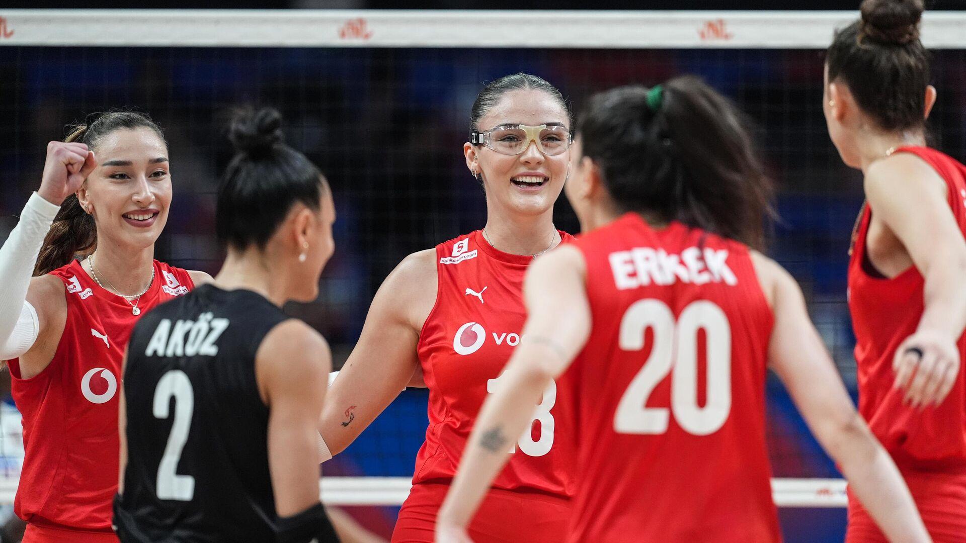 milli-voleybolcu-zehra-gunes-maca-gozlukle-cikti-bir-kismimi-goremiyorum-gorusumu-kaybettim-2yaPX582.jpg