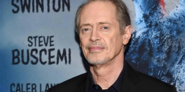 steve-busceminin-wednesday-dizisindeki-2-sezonuyla-degisen-imaji-ve-yeni-tarzin-derin-cozumlemesi-639n4Swm.jpg