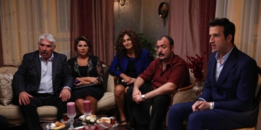 bu-hafta-sinema-salonlarinda-dag-2-aile-arasinda-ciplak-silah-ve-diger-unutulmaz-filmler-uzerine-derinlemesine-bir-bakis-cizrZs42.jpg